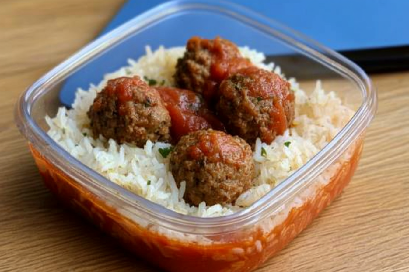 Almôndegas com arroz