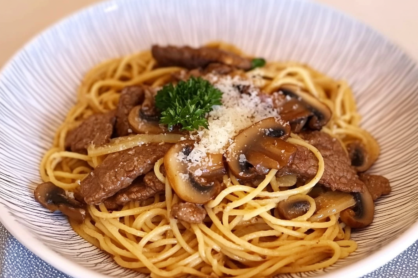 Espaguete com carne e cogumelos