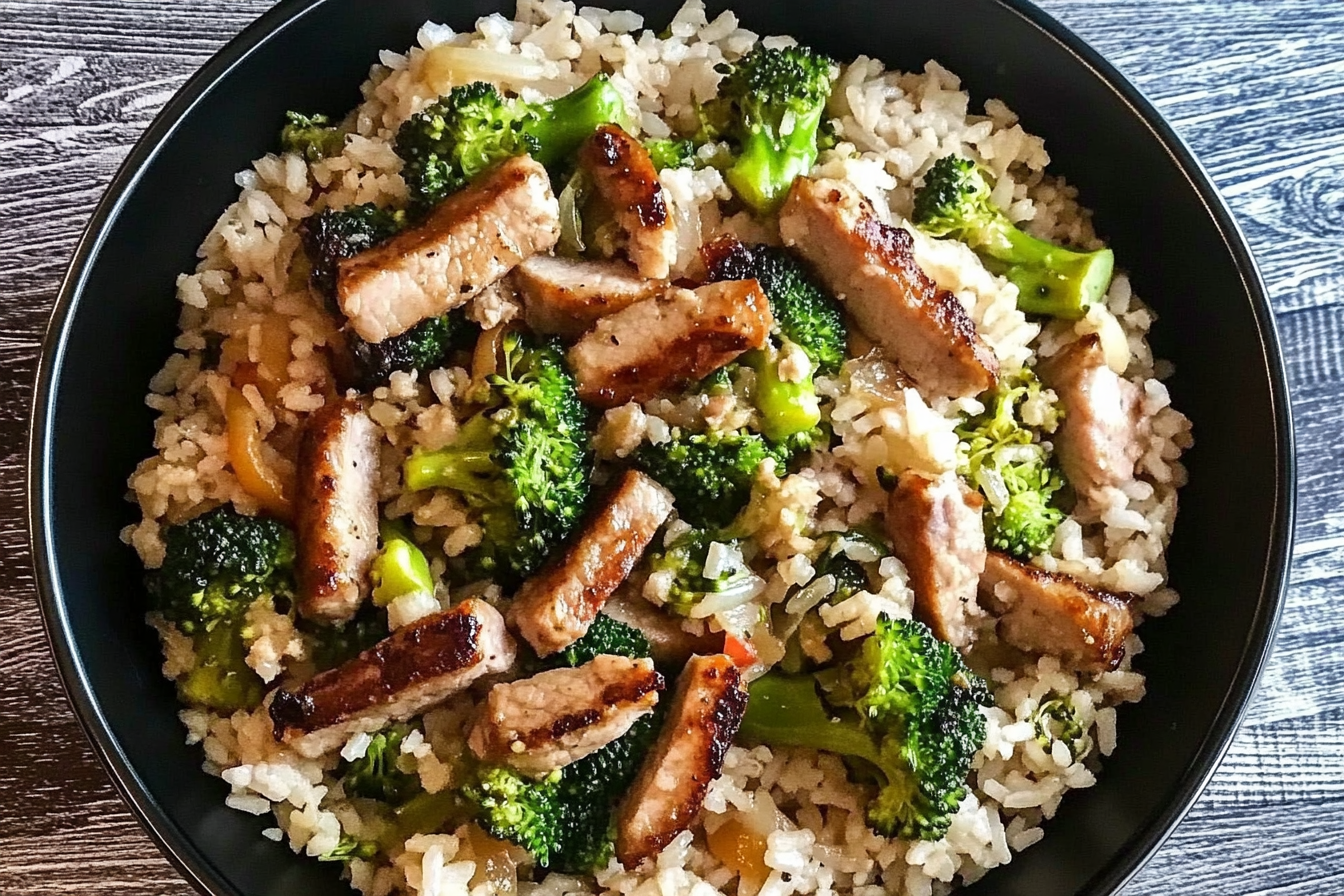 Arroz salteado com lomo e brócolis