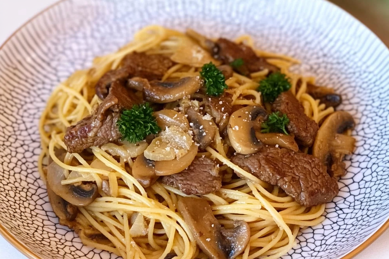 Espaguete com carne e cogumelos