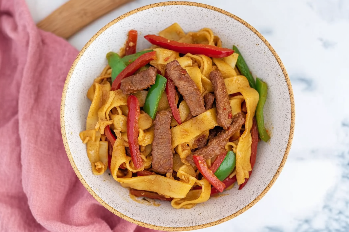 Noodles com carne e pimentos