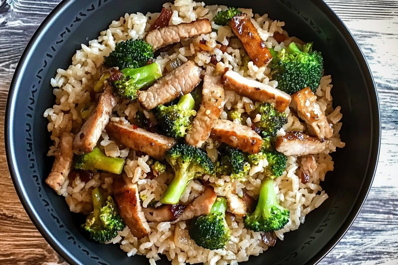 Arroz salteado com lomo e brócolis