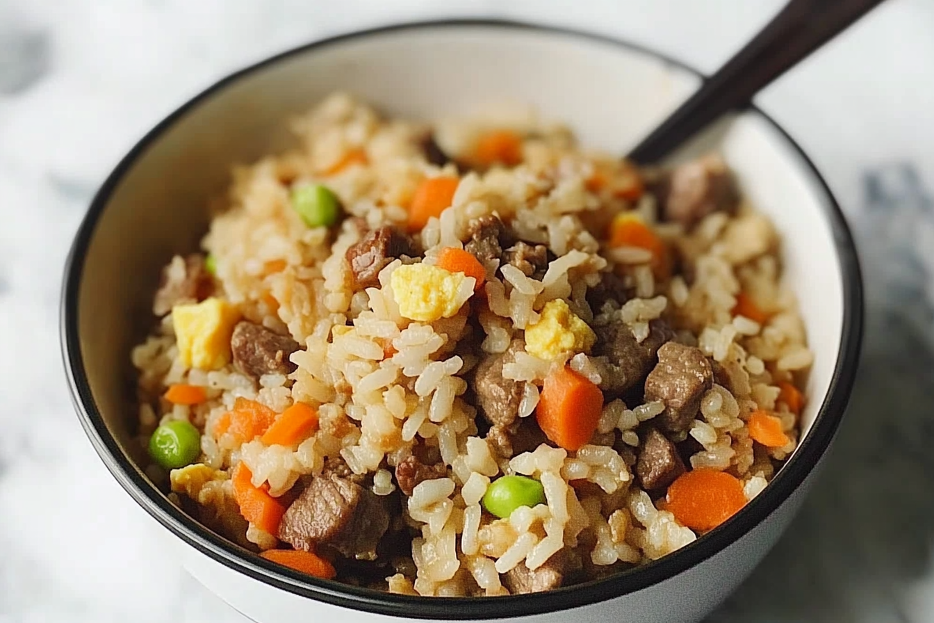 Arroz frito com carne de vaca