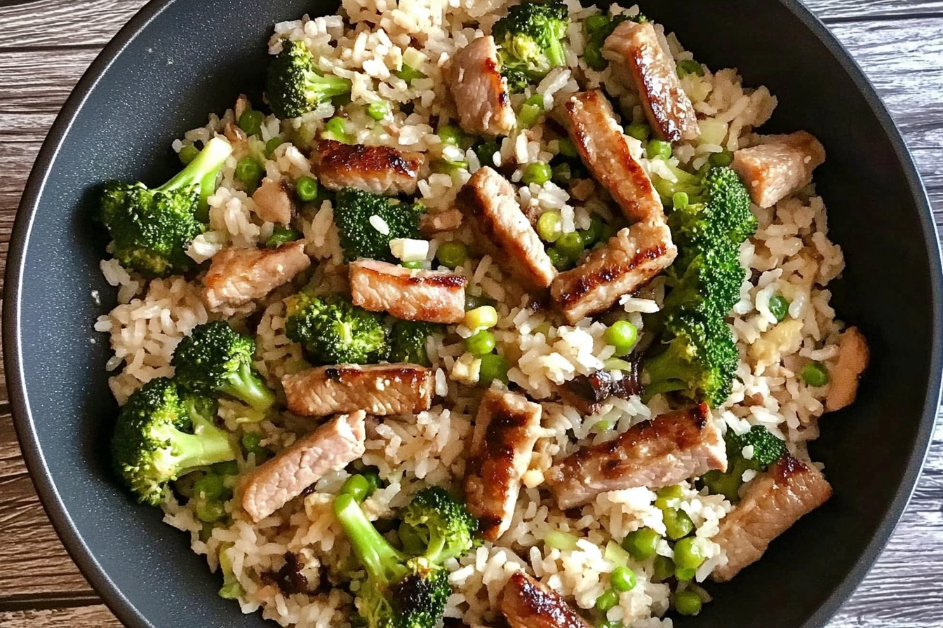 Arroz salteado com lomo e brócolis