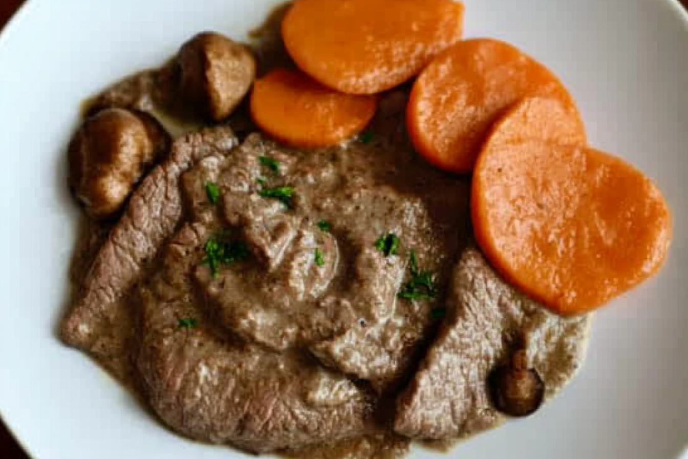 Carne de vaca com molho de cogumelos