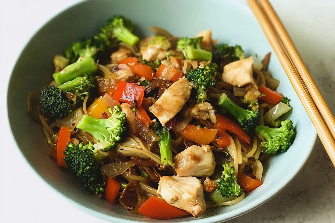 Noodles com Frango e Brócolis